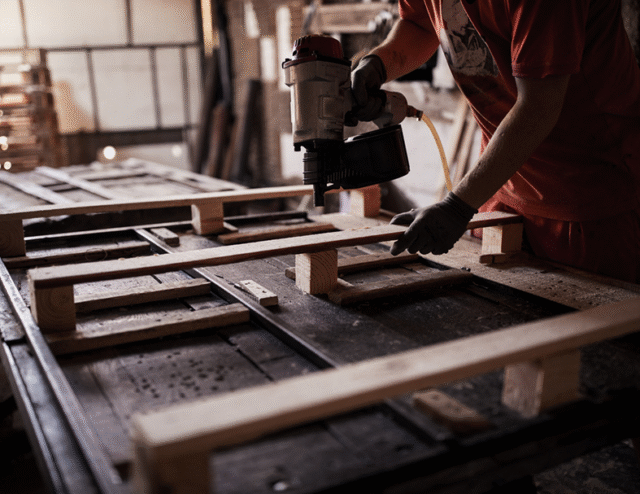 Pengrajin pallet paling nyaman menggunakan produk paku tembak kumparan lokal Golden Coil Nails